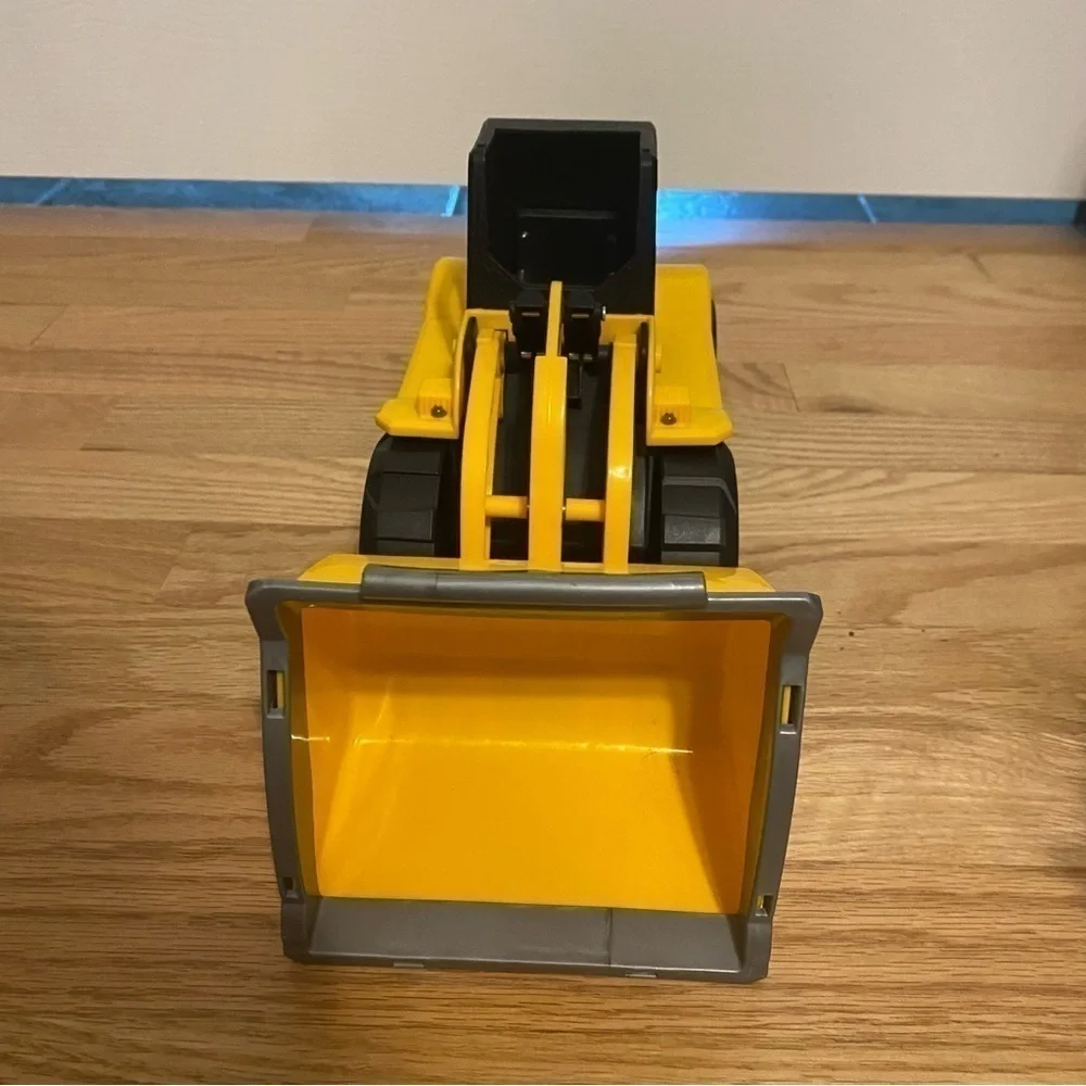 Caterpillar Job Site Machine Wheel Loader Moving Button Activated Up and Down